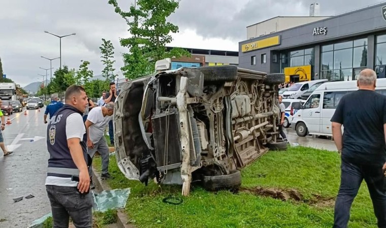 Orduda minibüs refüje çarparak yan yattı: 1 ölü, 4 yaralı