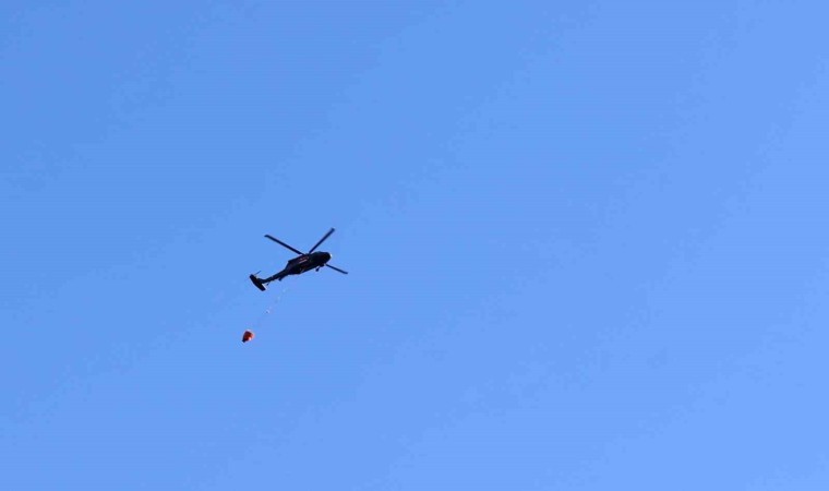 Ormanlık alanda çıkan yangın helikopterle söndürüldü