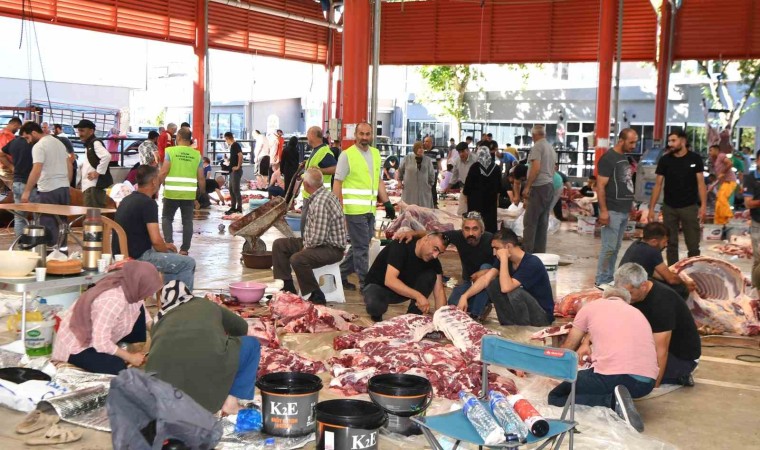 Osmangazide kurbanlıklar hijyenik ortamlarda kesildi