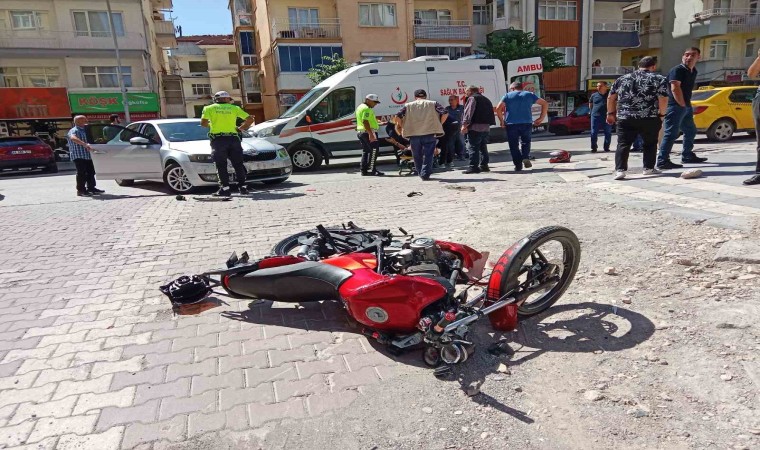 Otomobil ile çarpışan motosikletin sürücüsü yaralandı