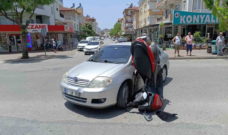 Otomobile çarpan motosiklet amuda kalkarak durdu: 2 yaralı