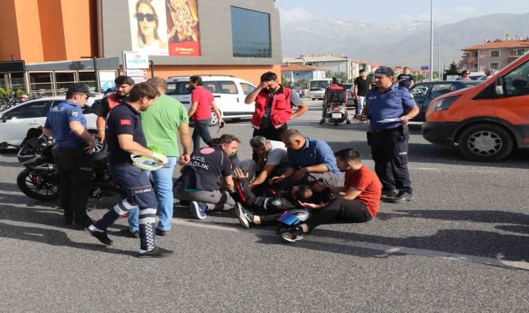 Otomobille çarpışan motosiklet sürücüsü ağır yaralandı