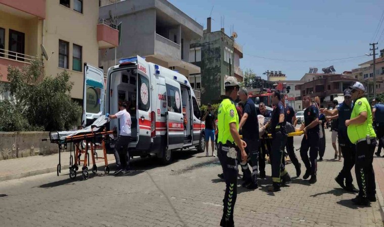 Otomobille hafif ticari araç çarpıştı, sıkışan sürücüyü itfaiye ekipleri kurtardı