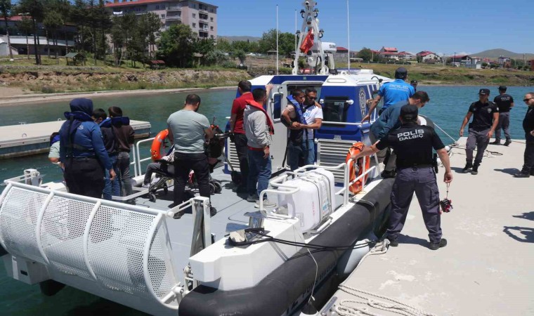 Özel öğrenciler polis botuyla Van Gölünü gezdi