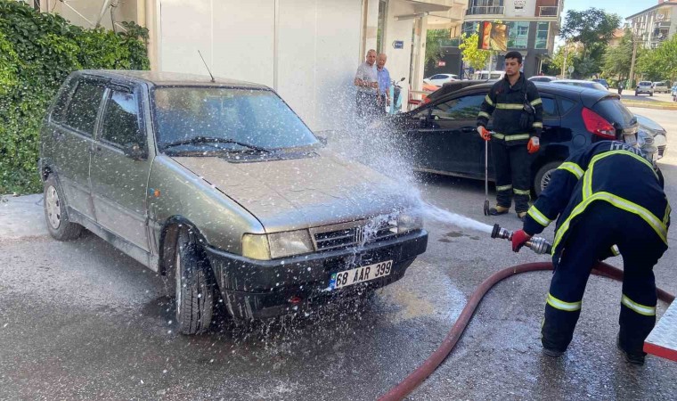 Park halinde aküsü patlayan araçta yangın paniği