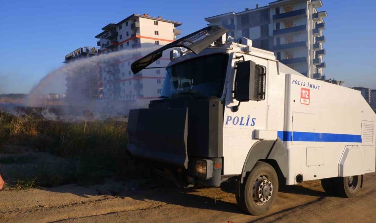 Polis TOMA ile yangına müdahale etti