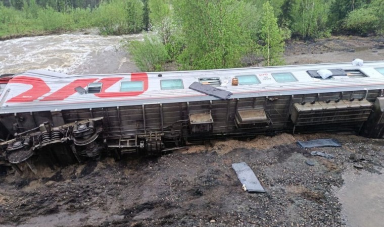 Rusyada yolcu treni raydan çıktı: 50 yaralı