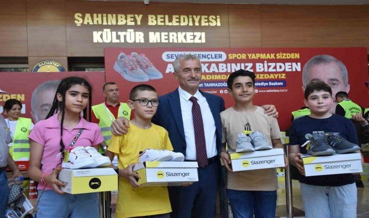 Şahinbeyden öğrencilere karne hediyesi