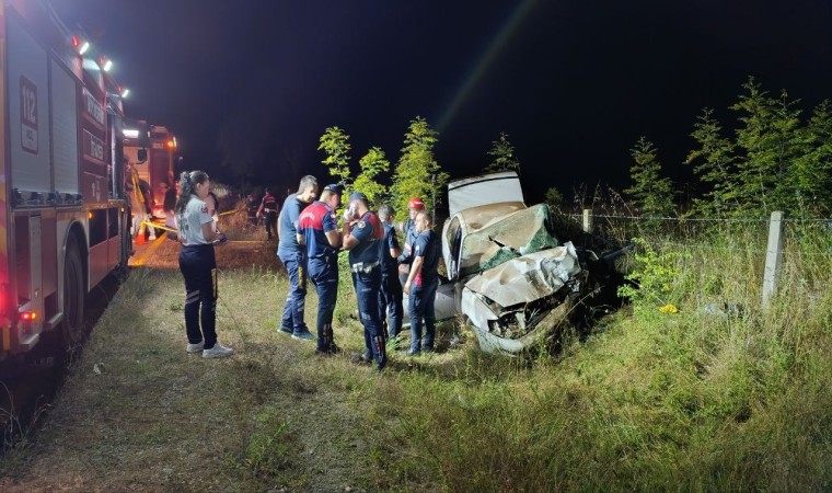 Sakaryada kontrolden çıkan otomobil taklalar atarak hurdaya döndü: 1 ölü, 1 yaralı