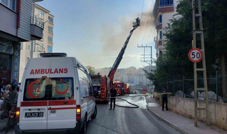 Samsunda çatı katında korkutan yangın