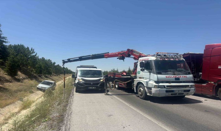 Şarampole devrilen otomobilde 3 kişi yaralandı