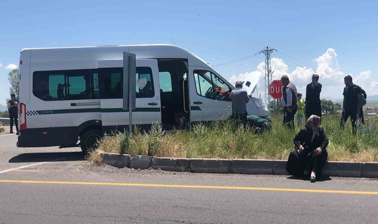 Selimde minibüs orta refüje çıktı