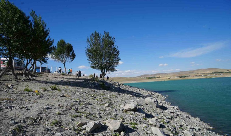 Serinlemek için girdiği gölette kayboldu