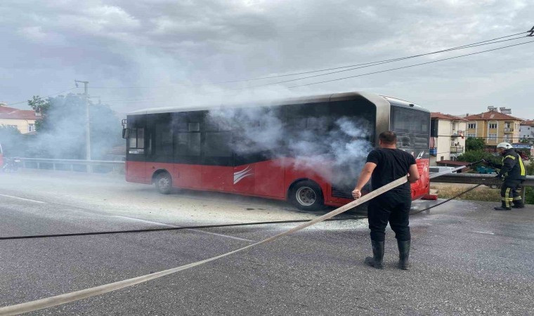 Seyir halinde yanan halk otobüsü paniğe neden oldu