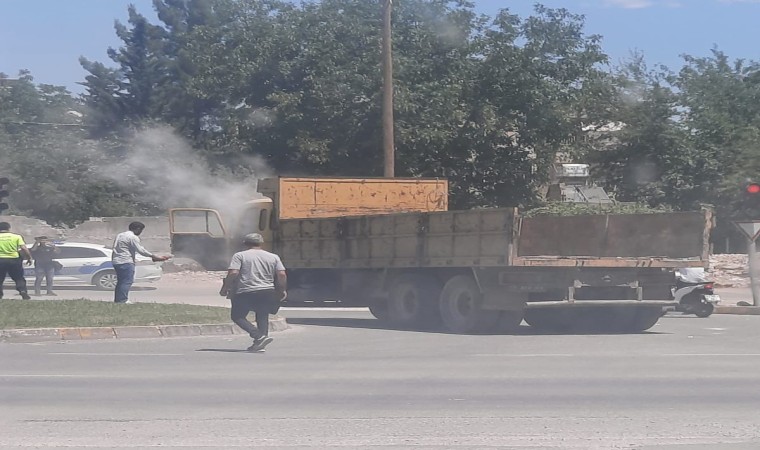 Seyir halindeki kamyon alev aldı