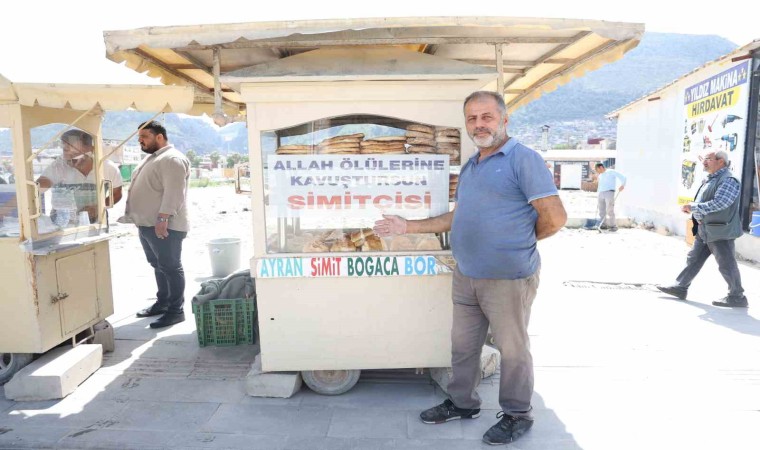 Seyyar aracının camına ‘Allah ölülerine kavuştursun simitçisi yazdıran simitçiyi gören bir daha bakıyor