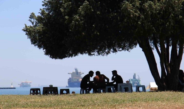 Sıcak havada bici bici yiyerek serinlediler