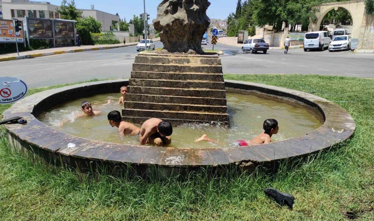 Sıcaktan bunalan çocuklar tehlikeye rağmen süs havuzunda yüzdü