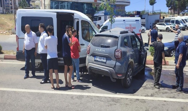 Siirtte minibüs ile hafif ticari araç çarpıştı: 1 yaralı