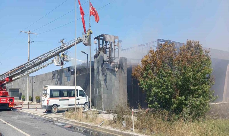 Silivride boya imalatı fabrikasının deposunda korkutan yangın