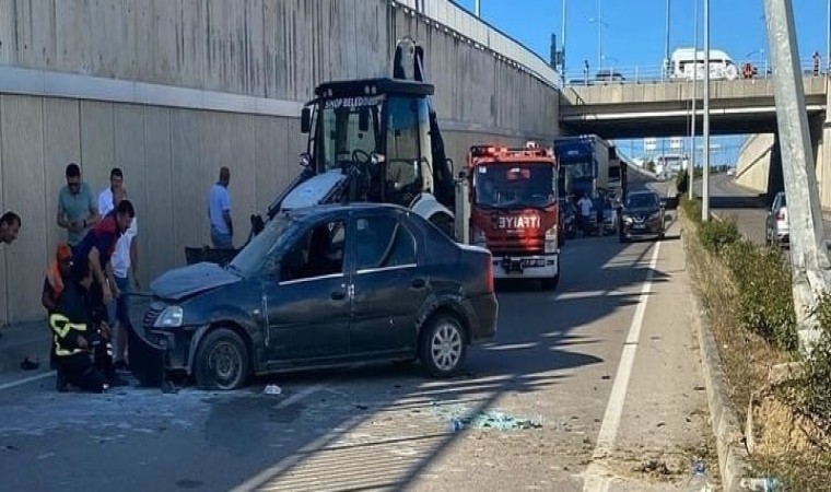 Sinopta otomobil elektrik direğine çarptı: 4 yaralı