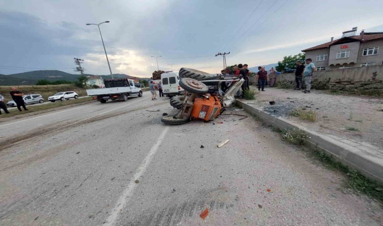 Sinopta traktör minibüsle çarpıştı: 1 ölü, 1 yaralı