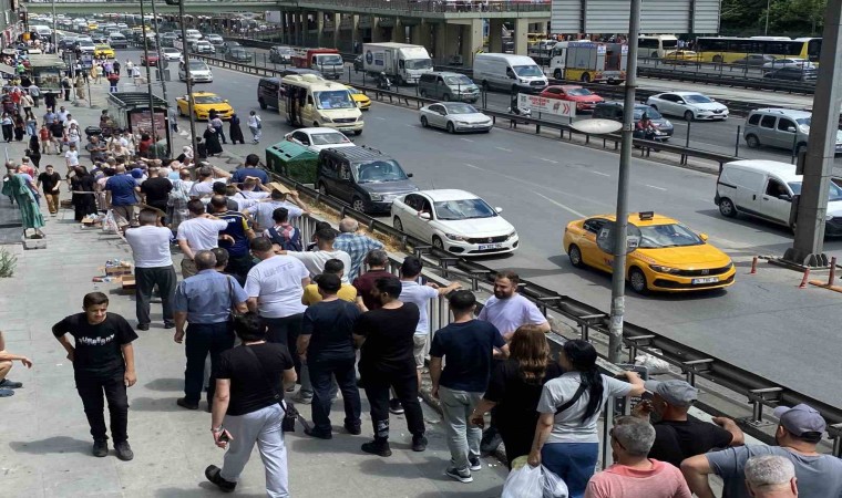 Şirinevlerde ucuz baklava kuyruğu