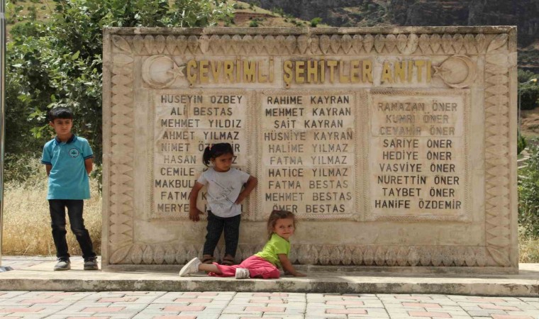 Şırnakın Çevrimli köyünde 34 yıl önce terör örgütü PKKnın katlettiği 27 kişi anıldı