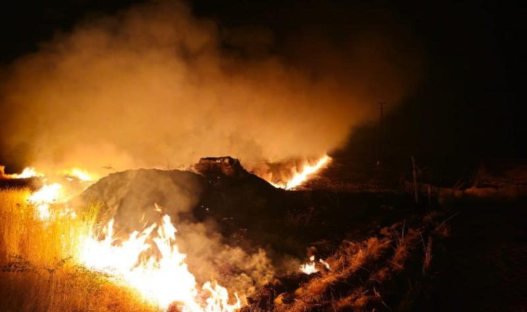 Şırnakın Suriye sınırında anız yangını: 7 köy etkilendi