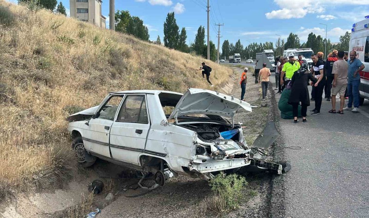 Sivasta kontrolden çıkan otomobil devrildi: 1i ağır 5 yaralı