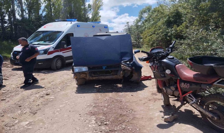 Sivasta motosikletle otomobil çarpıştı: 2 yaralı