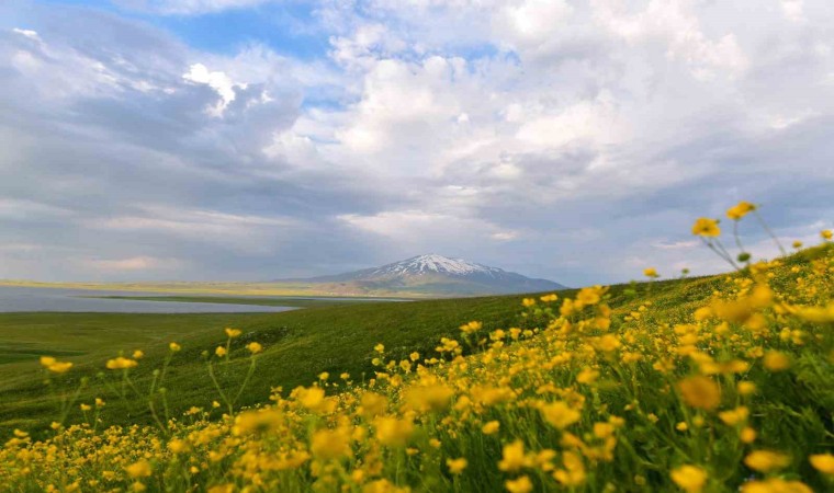 Sütey Yaylası ve Süphan Dağında bulut geçişleri görsel şölen oluşturdu