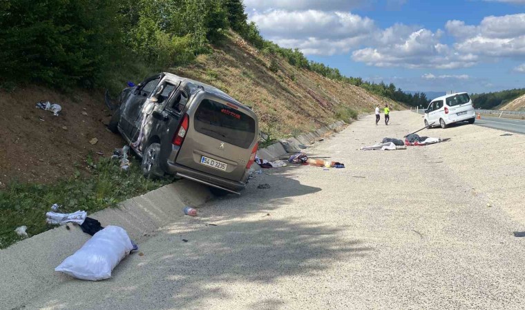 Takla atan hafif ticari araç 30 metre sürüklendi: 3ü çocuk 5 yaralı