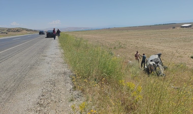 Takla atan otomobildeki 2 kişi kazayı hafif sıyrıklarla atlattı