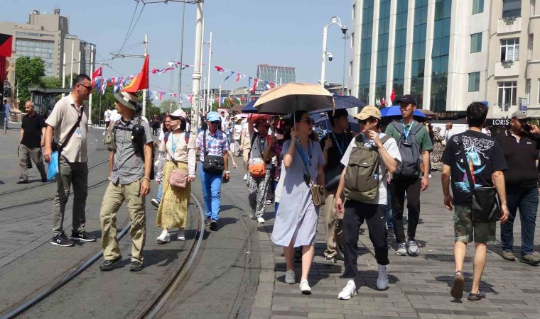 Taksimde sıcaktan bunalan esnaf kafasına damacanayla su döktü