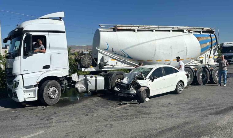 Tanker ile otomobil çarpıştı: 1i ağır 2 yaralı