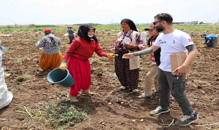 Tarlada çalışan çocuklara Dondurma molası