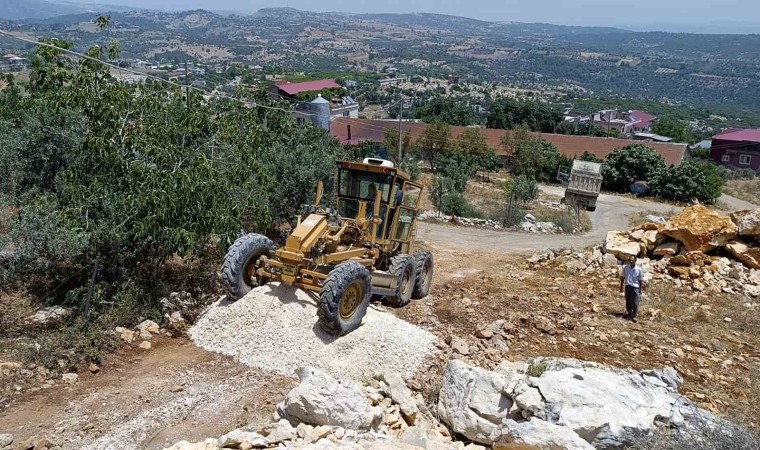 Tarsusta köy yolları yenileniyor