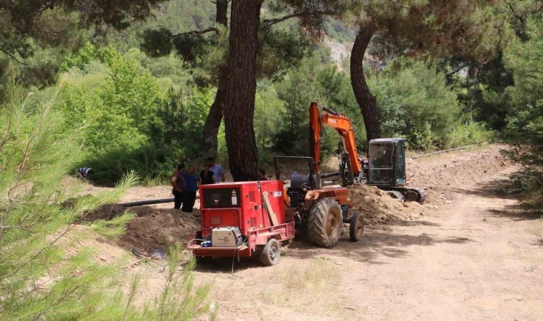 Taşkuyucakta eski içme suyu hattı çelik borularla yenileniyor