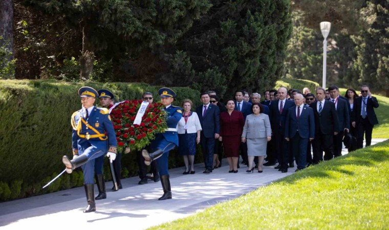 TBMM Başkanı Kurtulmuştan Baküde Aliyevin mezarına ve şehitliklere ziyaret