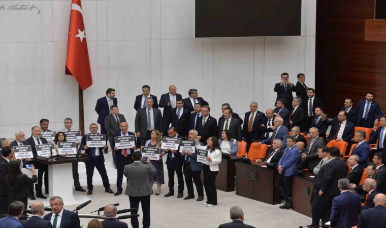 TBMMde Halkların Eşitlik ve Demokrasi Partisi kürsüyü işgal etti