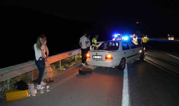 Tekeri kopan otomobil bariyere çarptı: 4 kişilik aile yara almadan kurtuldu