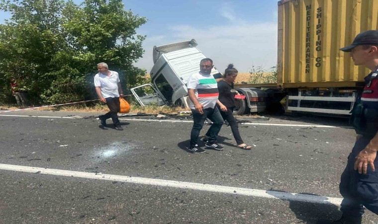 Tekirdağda tıra çarpan otomobil sürücüsü hayatını kaybetti