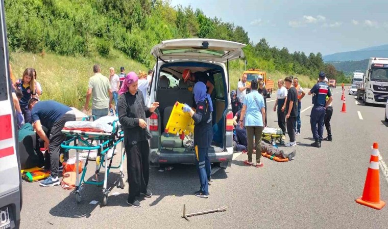 TEMde minibüs takla attı: 1 ölü, 10 yaralı