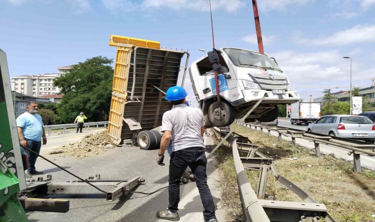 Ümraniyede hafriyat yüklü kamyon refüje çıktı