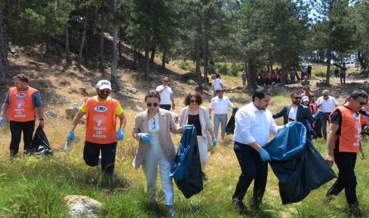 Uşakta Karaağaç Göledinde temizlik etkinliği yapıldı