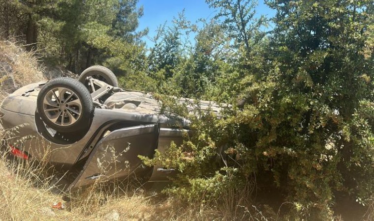 Uşakta otomobile çarpan araç takla attı: 6 kişi yaralandı