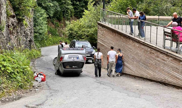 Uzungölde faciadan dönüldü: Freni tutmayan otomobil takla attı