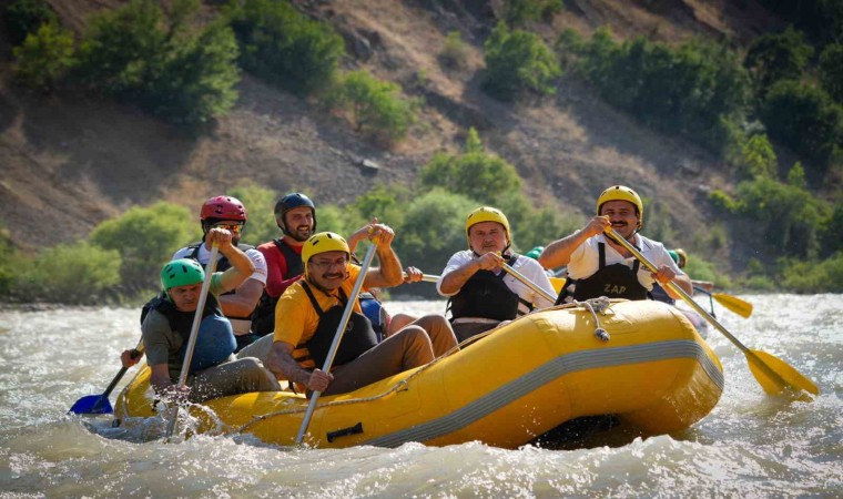 Vali Ali Çelik, Zap Suyunda gençlerle rafting yaptı