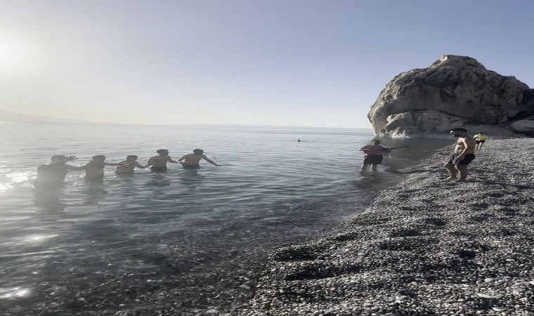 Van Gölünde halaylı sezon açılışı